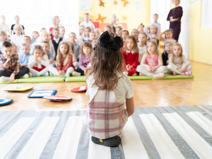 Zdjęcia przedstawiają przebieg zajęć profilaktycznych, które zostały przeprowadzone w przedszkolu numer 4 w Leżajsku przez policjantów Komendy Powiatowej Policji w Leżajsku. Zajęcia dotyczyły bezpiecznego poruszania się przez przejścia dla pieszych przez najmłodszych uczestników ruchu drogowego. Do zajęć zostało wykorzystane mobilne miasteczko ruchu drogowego.
