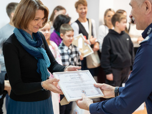 Zdjęcia przedstawiają przebieg uroczystego rozdania nagród w związku z rozstrzygnięciem konkursu &quot;Bezpieczne Wakacje 2025&quot;, które odbyło się w auli Komendy Powiatowej Policji w Leżajsku.
