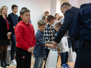 Zdjęcia przedstawiają przebieg uroczystego rozdania nagród w związku z rozstrzygnięciem konkursu &quot;Bezpieczne Wakacje 2025&quot;, które odbyło się w auli Komendy Powiatowej Policji w Leżajsku.