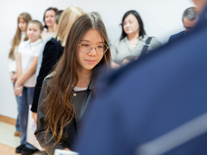 Zdjęcia przedstawiają przebieg uroczystego rozdania nagród w związku z rozstrzygnięciem konkursu &quot;Bezpieczne Wakacje 2025&quot;, które odbyło się w auli Komendy Powiatowej Policji w Leżajsku.