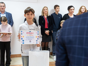 Zdjęcia przedstawiają przebieg uroczystego rozdania nagród w związku z rozstrzygnięciem konkursu &quot;Bezpieczne Wakacje 2025&quot;, które odbyło się w auli Komendy Powiatowej Policji w Leżajsku.