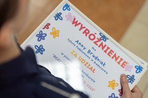 Zdjęcia przedstawiają przebieg uroczystego rozdania nagród w związku z rozstrzygnięciem konkursu &quot;Bezpieczne Wakacje 2025&quot;, które odbyło się w auli Komendy Powiatowej Policji w Leżajsku.