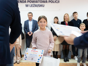 Zdjęcia przedstawiają przebieg uroczystego rozdania nagród w związku z rozstrzygnięciem konkursu &quot;Bezpieczne Wakacje 2025&quot;, które odbyło się w auli Komendy Powiatowej Policji w Leżajsku.