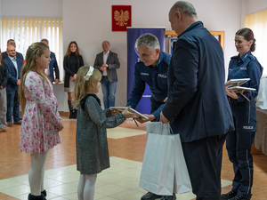 Zdjęcia przedstawiają przebieg uroczystego rozdania nagród w związku z rozstrzygnięciem konkursu &quot;Bezpieczne Wakacje 2025&quot;, które odbyło się w auli Komendy Powiatowej Policji w Leżajsku.