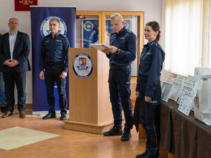 Zdjęcia przedstawiają przebieg uroczystego rozdania nagród w związku z rozstrzygnięciem konkursu &quot;Bezpieczne Wakacje 2025&quot;, które odbyło się w auli Komendy Powiatowej Policji w Leżajsku.