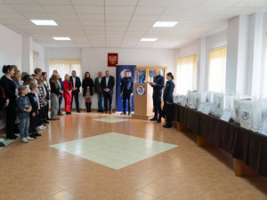 Zdjęcia przedstawiają przebieg uroczystego rozdania nagród w związku z rozstrzygnięciem konkursu &quot;Bezpieczne Wakacje 2025&quot;, które odbyło się w auli Komendy Powiatowej Policji w Leżajsku.