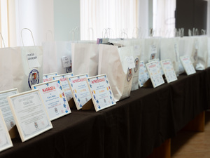 Zdjęcia przedstawiają przebieg uroczystego rozdania nagród w związku z rozstrzygnięciem konkursu &quot;Bezpieczne Wakacje 2025&quot;, które odbyło się w auli Komendy Powiatowej Policji w Leżajsku.