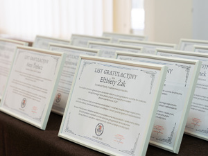 Zdjęcia przedstawiają przebieg uroczystego rozdania nagród w związku z rozstrzygnięciem konkursu &quot;Bezpieczne Wakacje 2025&quot;, które odbyło się w auli Komendy Powiatowej Policji w Leżajsku.