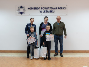 Zdjęcia przedstawiają przebieg uroczystego rozdania nagród w związku z rozstrzygnięciem konkursu &quot;Bezpieczne Wakacje 2025&quot;, które odbyło się w auli Komendy Powiatowej Policji w Leżajsku.