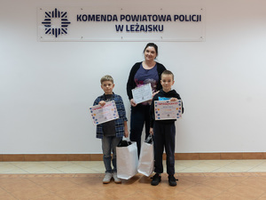 Zdjęcia przedstawiają przebieg uroczystego rozdania nagród w związku z rozstrzygnięciem konkursu &quot;Bezpieczne Wakacje 2025&quot;, które odbyło się w auli Komendy Powiatowej Policji w Leżajsku.