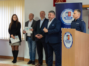 Zdjęcia przedstawiają przebieg uroczystego rozdania nagród w związku z rozstrzygnięciem konkursu &quot;Bezpieczne Wakacje 2025&quot;, które odbyło się w auli Komendy Powiatowej Policji w Leżajsku.