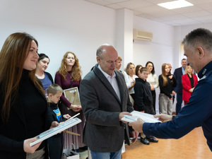 Zdjęcia przedstawiają przebieg uroczystego rozdania nagród w związku z rozstrzygnięciem konkursu &quot;Bezpieczne Wakacje 2025&quot;, które odbyło się w auli Komendy Powiatowej Policji w Leżajsku.