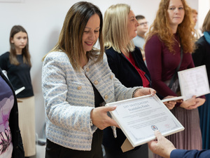 Zdjęcia przedstawiają przebieg uroczystego rozdania nagród w związku z rozstrzygnięciem konkursu &quot;Bezpieczne Wakacje 2025&quot;, które odbyło się w auli Komendy Powiatowej Policji w Leżajsku.