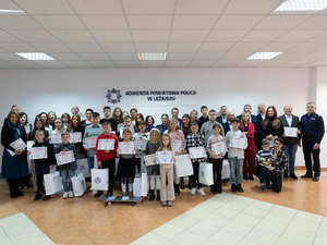 Zdjęcia przedstawiają przebieg uroczystego rozdania nagród w związku z rozstrzygnięciem konkursu Bezpieczne Wakacje 2025, które odbyło się w auli Komendy Powiatowej Policji w Leżajsku.