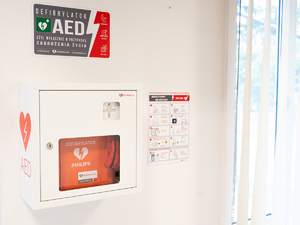 Zdjęcia przedstawiają urządzenie AED, które zostało zainstalowane w budynku leżajskiej komendy.