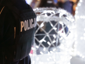 Zdjęcia przedstawiają umundurowanych funkcjonariuszy policji, którzy dbali o bezpieczeństwo mieszkańców i osób odwiedzających podczas świątecznego jarmarku, który odbył się w miniony weekend na płycie rynku w Leżajsku.