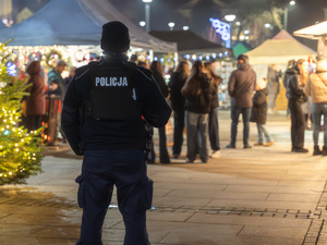 Zdjęcia przedstawiają umundurowanych funkcjonariuszy policji, którzy dbali o bezpieczeństwo mieszkańców i osób odwiedzających podczas świątecznego jarmarku, który odbył się w miniony weekend na płycie rynku w Leżajsku.