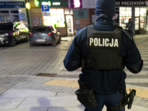 Zdjęcia przedstawiają umundurowanych funkcjonariuszy policji, którzy dbali o bezpieczeństwo mieszkańców i osób odwiedzających podczas świątecznego jarmarku, który odbył się w miniony weekend na płycie rynku w Leżajsku.