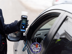 Zdjęcia przedstawiają umundurowanego funkcjonariusza Komendy Powiatowej Policji w Leżajsku podczas przeprowadzania kontroli stanu trzeźwości.