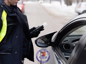 Zdjęcia przedstawiają umundurowanego funkcjonariusza Komendy Powiatowej Policji w Leżajsku podczas przeprowadzania kontroli stanu trzeźwości.