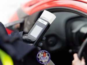 Zdjęcia przedstawiają umundurowanego funkcjonariusza Komendy Powiatowej Policji w Leżajsku podczas przeprowadzania kontroli stanu trzeźwości.