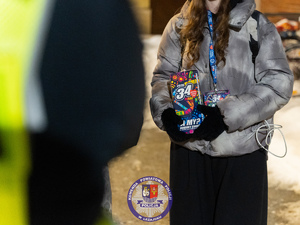 Zdjęcia przedstawiają przebieg Wielkiej Orkiestry Świątecznej Pomocy w Leżajsku. Policjanci są umundurowani wraz z psem służbowym.