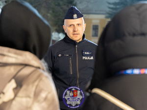 Zdjęcia przedstawiają przebieg Wielkiej Orkiestry Świątecznej Pomocy w Leżajsku. Policjanci są umundurowani wraz z psem służbowym.