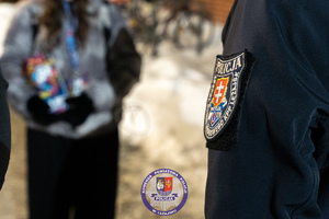 Zdjęcia przedstawiają przebieg Wielkiej Orkiestry Świątecznej Pomocy w Leżajsku. Policjanci są umundurowani wraz z psem służbowym.
