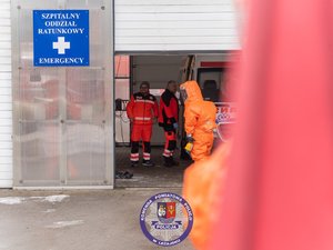 Zdjęcia przedstawiają przebieg ćwiczeń ARES-2026 w którym uczestniczyli funkcjonariusze Policji, Państwowej Straży Pożarnej, Zespoły Ratownictwa Medycznego, Żołnierze Wojsk Obrony Terytorialnej oraz Powiatowego Centrum Zarządzania Kryzysowego w Leżajsku. Na zdjęcia widoczni są funkcjonariusze, którzy realizowali procedury CBRNE. Widoczne są też osoby cywilne, które brały udział w ćwiczeniach.