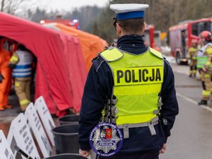 Zdjęcia przedstawiają przebieg ćwiczeń ARES-2026 w którym uczestniczyli funkcjonariusze Policji, Państwowej Straży Pożarnej, Zespoły Ratownictwa Medycznego, Żołnierze Wojsk Obrony Terytorialnej oraz Powiatowego Centrum Zarządzania Kryzysowego w Leżajsku. Na zdjęcia widoczni są funkcjonariusze, którzy realizowali procedury CBRNE. Widoczne są też osoby cywilne, które brały udział w ćwiczeniach.