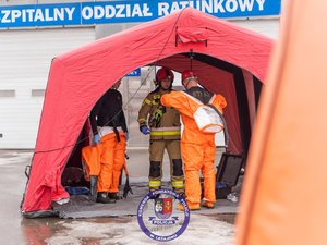 Zdjęcia przedstawiają przebieg ćwiczeń ARES-2026 w którym uczestniczyli funkcjonariusze Policji, Państwowej Straży Pożarnej, Zespoły Ratownictwa Medycznego, Żołnierze Wojsk Obrony Terytorialnej oraz Powiatowego Centrum Zarządzania Kryzysowego w Leżajsku. Na zdjęcia widoczni są funkcjonariusze, którzy realizowali procedury CBRNE. Widoczne są też osoby cywilne, które brały udział w ćwiczeniach.