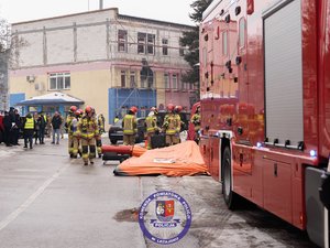 Zdjęcia przedstawiają przebieg ćwiczeń ARES-2026 w którym uczestniczyli funkcjonariusze Policji, Państwowej Straży Pożarnej, Zespoły Ratownictwa Medycznego, Żołnierze Wojsk Obrony Terytorialnej oraz Powiatowego Centrum Zarządzania Kryzysowego w Leżajsku. Na zdjęcia widoczni są funkcjonariusze, którzy realizowali procedury CBRNE. Widoczne są też osoby cywilne, które brały udział w ćwiczeniach.