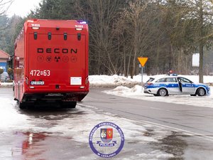 Zdjęcia przedstawiają przebieg ćwiczeń ARES-2026 w którym uczestniczyli funkcjonariusze Policji, Państwowej Straży Pożarnej, Zespoły Ratownictwa Medycznego, Żołnierze Wojsk Obrony Terytorialnej oraz Powiatowego Centrum Zarządzania Kryzysowego w Leżajsku. Na zdjęcia widoczni są funkcjonariusze, którzy realizowali procedury CBRNE. Widoczne są też osoby cywilne, które brały udział w ćwiczeniach.