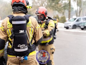 Zdjęcia przedstawiają przebieg ćwiczeń ARES-2026 w którym uczestniczyli funkcjonariusze Policji, Państwowej Straży Pożarnej, Zespoły Ratownictwa Medycznego, Żołnierze Wojsk Obrony Terytorialnej oraz Powiatowego Centrum Zarządzania Kryzysowego w Leżajsku. Na zdjęcia widoczni są funkcjonariusze, którzy realizowali procedury CBRNE. Widoczne są też osoby cywilne, które brały udział w ćwiczeniach.