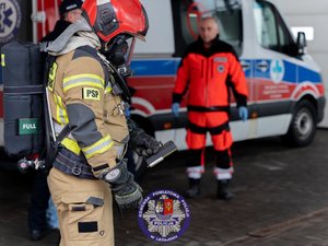 Zdjęcia przedstawiają przebieg ćwiczeń ARES-2026 w którym uczestniczyli funkcjonariusze Policji, Państwowej Straży Pożarnej, Zespoły Ratownictwa Medycznego, Żołnierze Wojsk Obrony Terytorialnej oraz Powiatowego Centrum Zarządzania Kryzysowego w Leżajsku. Na zdjęcia widoczni są funkcjonariusze, którzy realizowali procedury CBRNE. Widoczne są też osoby cywilne, które brały udział w ćwiczeniach.