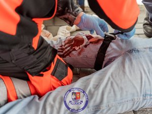 Zdjęcia przedstawiają przebieg ćwiczeń ARES-2026 w którym uczestniczyli funkcjonariusze Policji, Państwowej Straży Pożarnej, Zespoły Ratownictwa Medycznego, Żołnierze Wojsk Obrony Terytorialnej oraz Powiatowego Centrum Zarządzania Kryzysowego w Leżajsku. Na zdjęcia widoczni są funkcjonariusze, którzy realizowali procedury CBRNE. Widoczne są też osoby cywilne, które brały udział w ćwiczeniach.