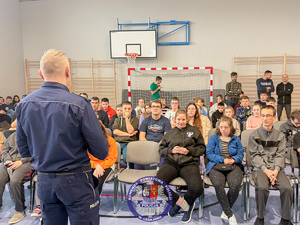 Zdjęcie przedstawia umundurowanego policjanta podczas prelekcji w Ośrodku Szkolno - Wychowawczym w Leżajsku