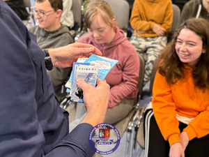 Zdjęcie przedstawia umundurowanego policjanta podczas prelekcji w Ośrodku Szkolno - Wychowawczym w Leżajsku