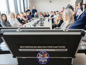 Zdjęcia przedstawiają przebieg szkolenia, które odbyło się w budynku Starostwa Powiatowego w Leżajsku. Na zdjęciach widoczni są uczestnicy szkolenia, a także umundurowany funkcjonariusz.