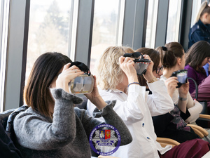 Zdjęcia przedstawiają przebieg szkolenia, które odbyło się w budynku Starostwa Powiatowego w Leżajsku. Na zdjęciach widoczni są uczestnicy szkolenia, a także umundurowany funkcjonariusz.