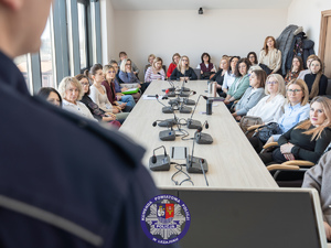 Zdjęcia przedstawiają przebieg szkolenia, które odbyło się w budynku Starostwa Powiatowego w Leżajsku. Na zdjęciach widoczni są uczestnicy szkolenia, a także umundurowany funkcjonariusz.