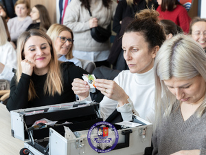 Zdjęcia przedstawiają przebieg szkolenia, które odbyło się w budynku Starostwa Powiatowego w Leżajsku. Na zdjęciach widoczni są uczestnicy szkolenia, a także umundurowany funkcjonariusz.