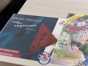 Zdjęcia przedstawiają przebieg szkolenia, które odbyło się w budynku Starostwa Powiatowego w Leżajsku. Na zdjęciach widoczni są uczestnicy szkolenia, a także umundurowany funkcjonariusz.