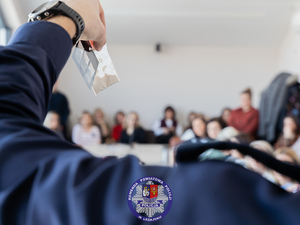 Zdjęcia przedstawiają przebieg szkolenia, które odbyło się w budynku Starostwa Powiatowego w Leżajsku. Na zdjęciach widoczni są uczestnicy szkolenia, a także umundurowany funkcjonariusz.