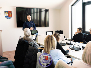 Zdjęcia przedstawiają przebieg szkolenia, które odbyło się w budynku Starostwa Powiatowego w Leżajsku. Na zdjęciach widoczni są uczestnicy szkolenia, a także umundurowany funkcjonariusz.