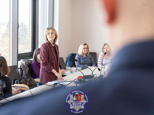 Zdjęcia przedstawiają przebieg szkolenia, które odbyło się w budynku Starostwa Powiatowego w Leżajsku. Na zdjęciach widoczni są uczestnicy szkolenia, a także umundurowany funkcjonariusz.