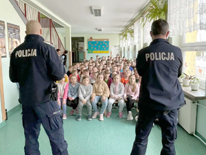 Zdjęcia przedstawiają umundurowanych funkcjonariuszy podczas zajęć z dziećmi. To efekt działań profilaktycznych ukierunkowanych na bezpieczne spędzanie ferii zimowych przez najmłodszych.
