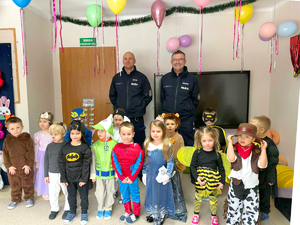 Zdjęcia przedstawiają umundurowanych funkcjonariuszy podczas zajęć z dziećmi. To efekt działań profilaktycznych ukierunkowanych na bezpieczne spędzanie ferii zimowych przez najmłodszych.