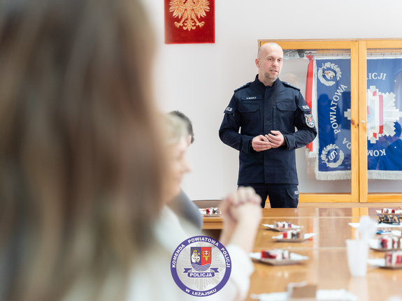 Zdjęcia przedstawiają przebieg spotkania na auli Komendy Powiatowej Policji w Leżajsku podczas dnia służby cywilnej. Na zdjęciach widać umundurowanego funkcjonariusza i pracowników cywilnych.