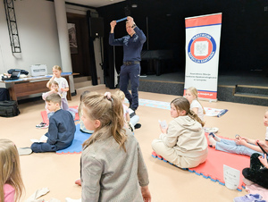 Zdjęcia przedstawiają przebieg spotkania profilaktycznego z udziałem funkcjonariusza Komendy Powiatowej Policji w Leżajsku. Odbyło się ono w Miejskim Centrum Kultury w Leżajsku  w pierwszy dzień ferii.